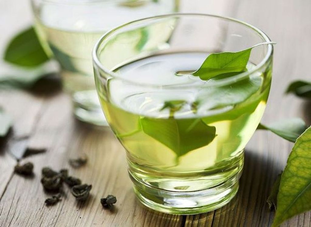 Có nên uống trà xanh khi bụng đói?